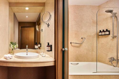 Habitación Doble Superior con terraza - 1 o 2 camas del hotel NH Marbella. Foto 6