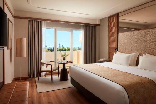 Suite Junior con terraza y vistas al mar del hotel NH Marbella. Foto 3