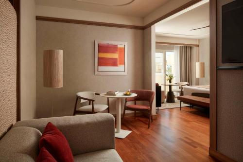 Suite Junior con terraza con vistas a la piscina y cama supletoria del hotel NH Marbella