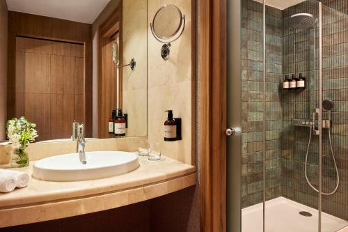 Suite Junior con terraza con vistas a la piscina y cama supletoria del hotel NH Marbella. Foto 1