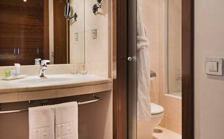 Habitación doble Superior del hotel NH Marbella. Foto 3