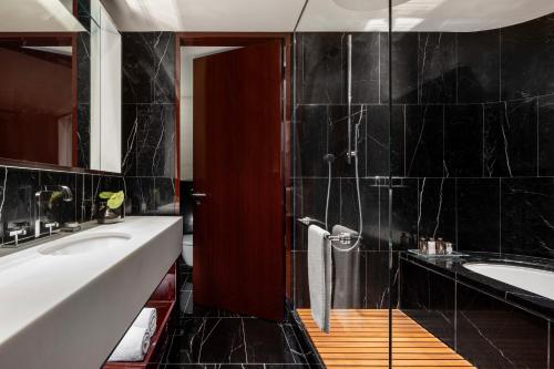 Habitación Superior con cama extragrande del hotel Bvlgari London. Foto 1