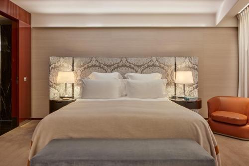 Habitación Superior con cama extragrande del hotel Bvlgari London. Foto 2