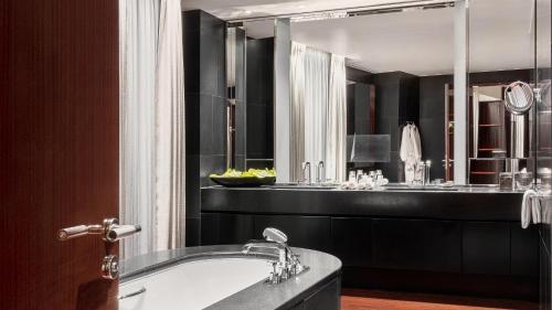 One - Bedroom King Suite with Urban View del hotel Bvlgari London. Foto 4