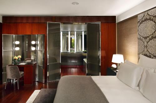 Suite Premium de 1 dormitorio con cama extragrande del hotel Bvlgari London. Foto 3