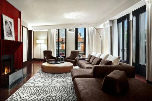 Suite Premium de 1 dormitorio con cama extragrande del hotel Bvlgari London. Foto 7