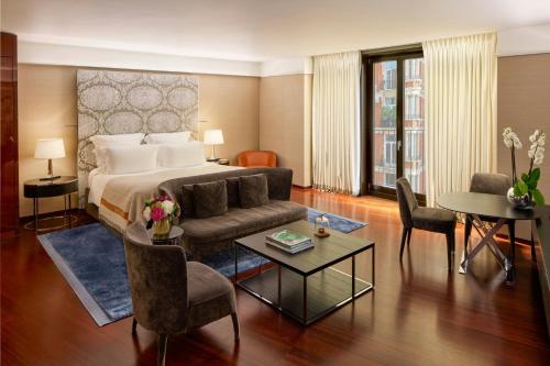Suite Junior - 1 cama extragrande del hotel Bvlgari London. Foto 5