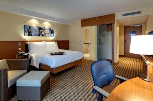 Habitación con cama grande adaptada para personas de movilidad reducida del hotel Hampton By Hilton London Luton Airport. Foto 2
