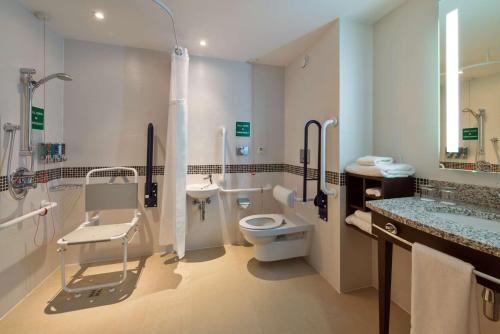 Habitación adaptada para personas de movilidad reducida - 1 cama grande del hotel Hampton By Hilton London Luton Airport. Foto 1