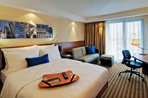 Habitación adaptada para personas de movilidad reducida - 1 cama grande del hotel Hampton By Hilton London Luton Airport. Foto 2