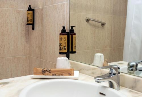 Habitación Triple del hotel Belcaire. Foto 1