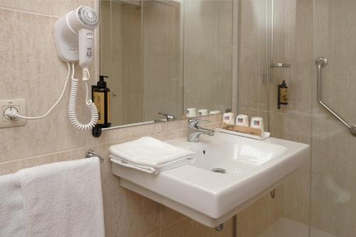 Habitación Triple Confort del hotel Belcaire. Foto 1