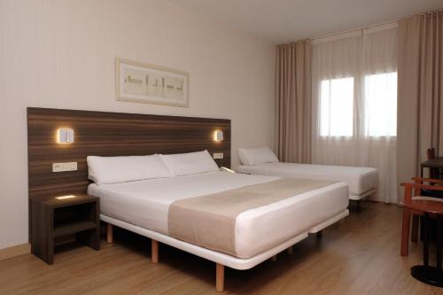 Habitación Triple Confort del hotel Belcaire. Foto 2