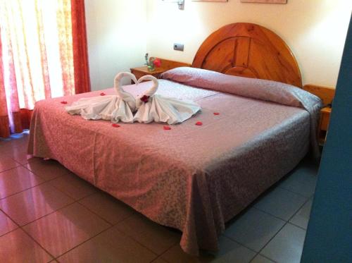 Habitación Doble Romántica del hotel El Pinche de Oro. Foto 2
