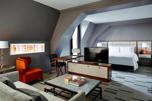 Suite con balcón y acceso al salón del hotel London Marriott County Hall