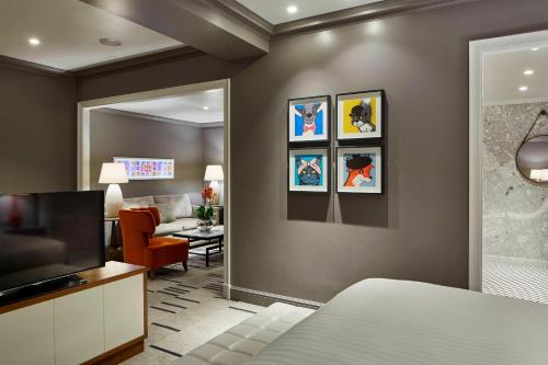 Suite con balcón y acceso al salón del hotel London Marriott County Hall. Foto 1