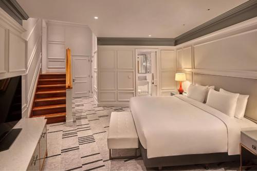 Suite de un dormitorio con cama King y balcón del hotel London Marriott County Hall. Foto 1