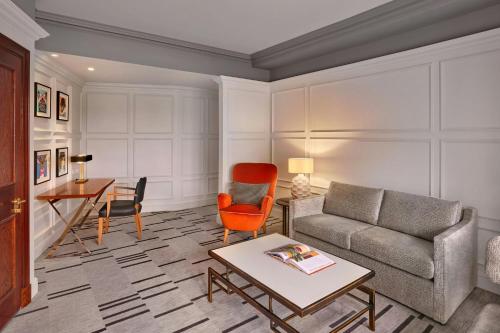 Suite de un dormitorio con cama King y balcón del hotel London Marriott County Hall. Foto 2