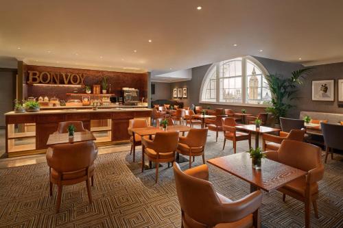Suite con vistas al río y acceso al salón del hotel London Marriott County Hall. Foto 8