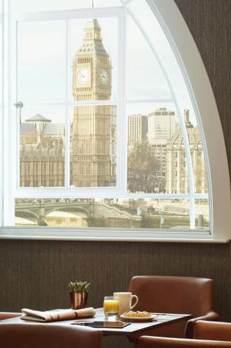 Suite con vistas al río y acceso al salón del hotel London Marriott County Hall. Foto 9