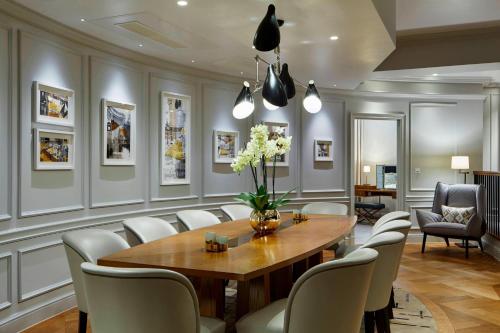 Suite Westminster con acceso al salón del hotel London Marriott County Hall. Foto 3