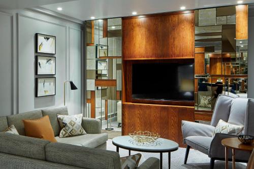 Suite Westminster con acceso al salón del hotel London Marriott County Hall. Foto 4