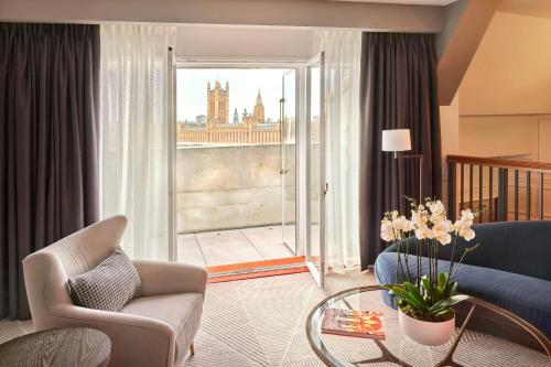 Suite Ático con acceso al club lounge del hotel London Marriott County Hall. Foto 3