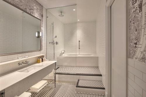 Suite con balcón con vistas a South Bank y acceso al Club Lounge del hotel London Marriott County Hall. Foto 3