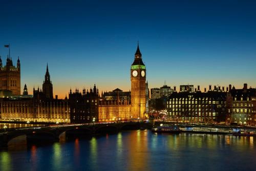 Suite con acceso al club lounge y vistas al río Támesis del hotel London Marriott County Hall. Foto 4