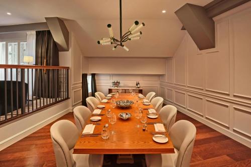 Suite Ático con acceso al club lounge del hotel London Marriott County Hall. Foto 9