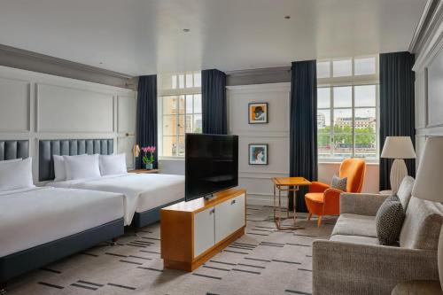 Habitación Ejecutiva para huéspedes con 2 camas dobles y sofá cama del hotel London Marriott County Hall
