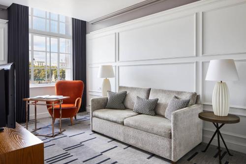 Habitación Ejecutiva para huéspedes con 2 camas dobles y sofá cama del hotel London Marriott County Hall. Foto 1