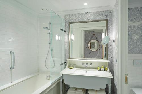 Habitación Ejecutiva para huéspedes con 2 camas dobles y sofá cama del hotel London Marriott County Hall. Foto 4