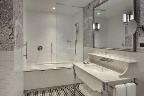 Habitación Doble con 2 camas dobles y vistas al río del hotel London Marriott County Hall. Foto 8