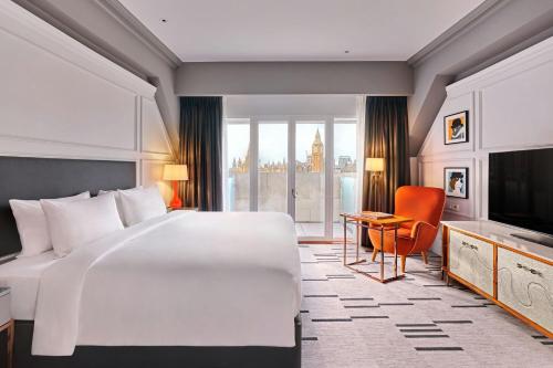 Habitación King con balcón y vistas al río Támesis del hotel London Marriott County Hall