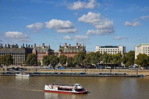 Habitación King con balcón y vistas al río Támesis del hotel London Marriott County Hall. Foto 2