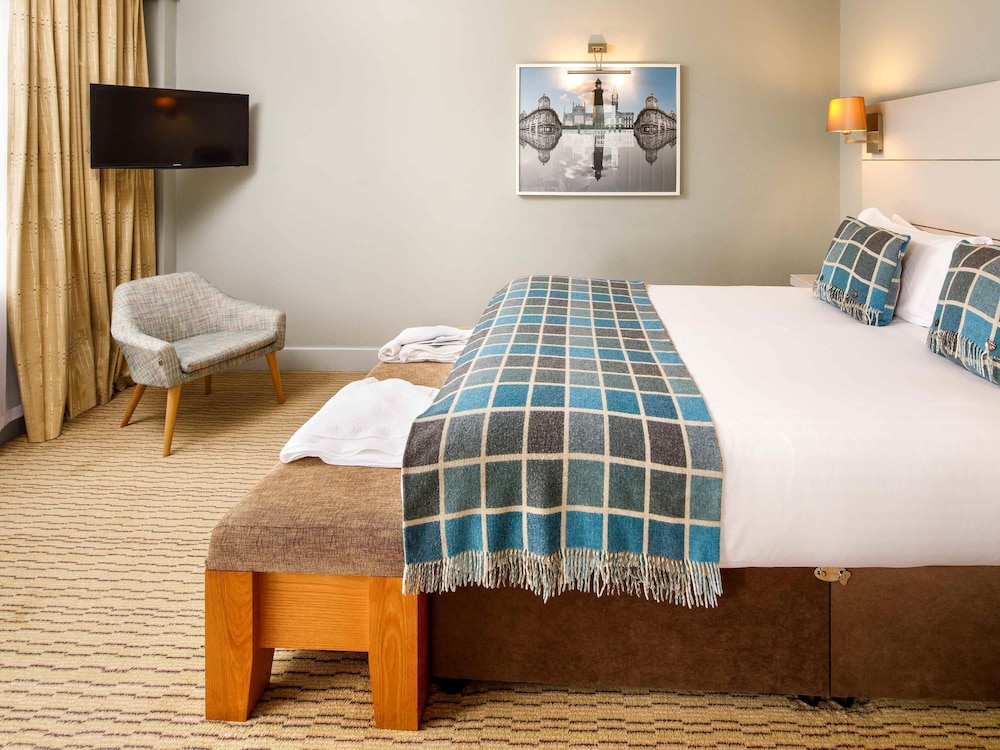 Suite Junior con 1 cama doble y 1 sofá del hotel Mercure Hull Grange Park. Foto 1