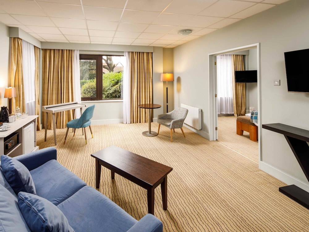Suite Junior con 1 cama doble y 1 sofá del hotel Mercure Hull Grange Park. Foto 3