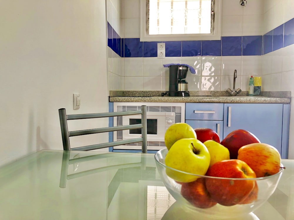 Estudio Vista Piscina Sofá Cama incluido 2 Camas individuales kitchenette del hotel Don Gregorio. Foto 2
