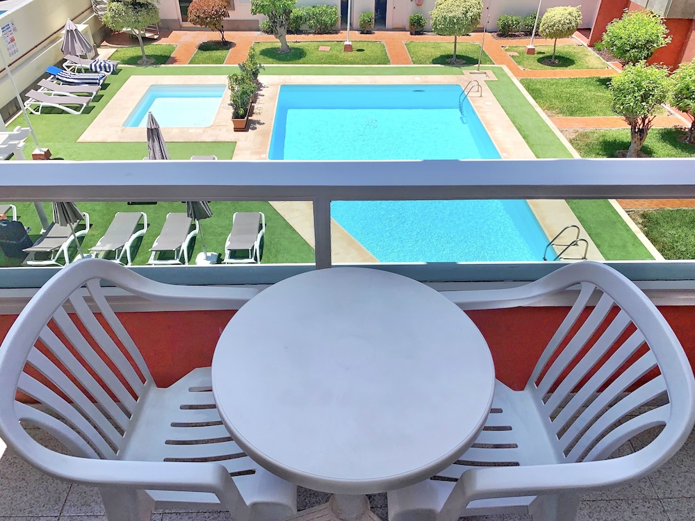 Estudio Vista Piscina Sofá Cama incluido 2 Camas individuales kitchenette del hotel Don Gregorio. Foto 4