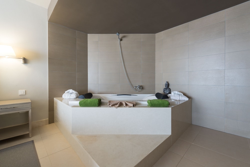 Junior Suite Emblem del hotel HD Beach Resort and SPA. Foto 4