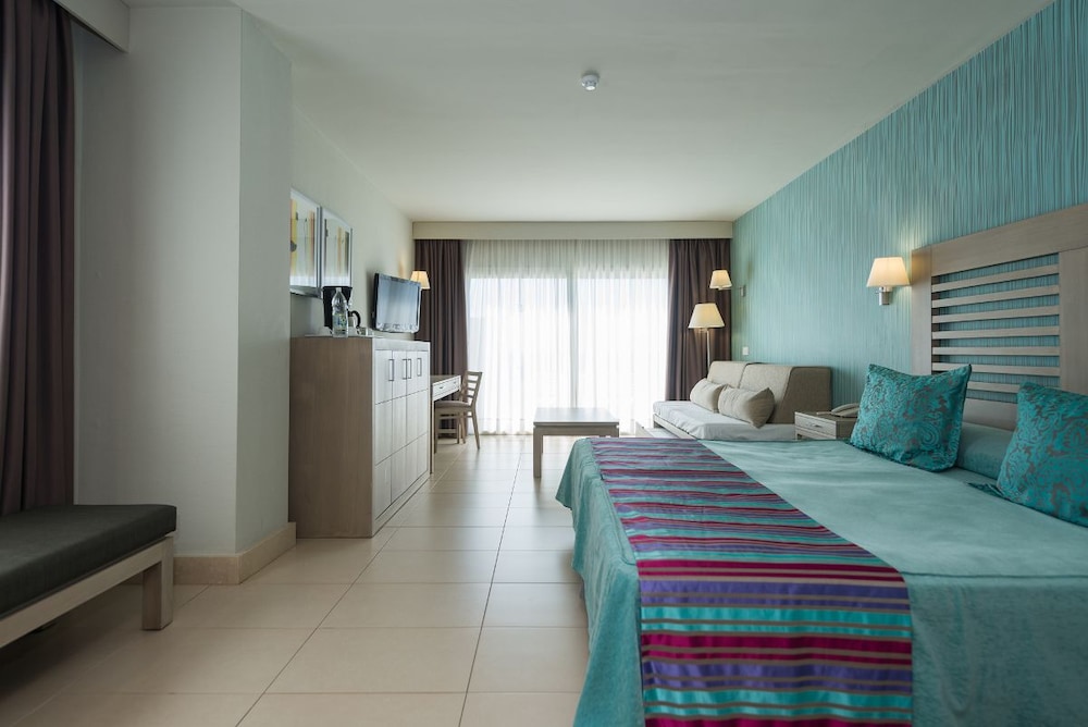 Junior Suite Emblem del hotel HD Beach Resort and SPA. Foto 2