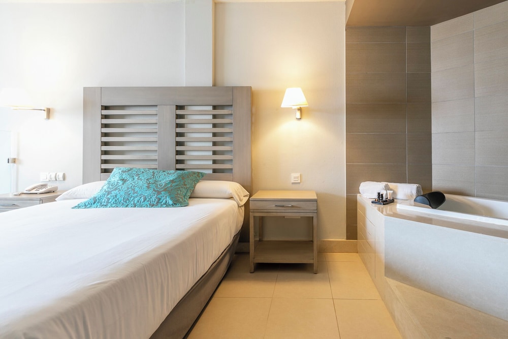 Duplex, vista mar del hotel HD Beach Resort and SPA. Foto 1