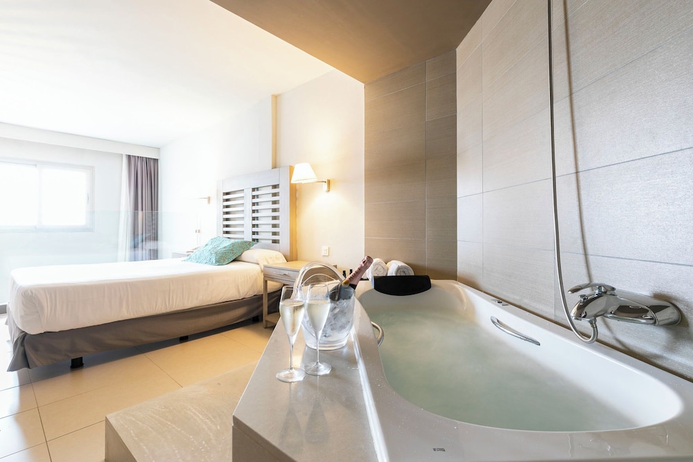 Duplex Lujo Vista Montaña 1 Cama doble del hotel HD Beach Resort and SPA. Foto 1