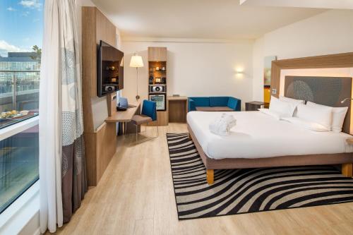 Habitación Executive Premium con balcón - 1 cama grande del hotel Novotel London Blackfriars. Foto 6