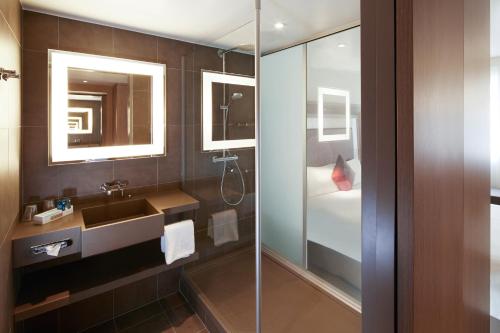 Habitación Superior con cama grande del hotel Novotel London Blackfriars. Foto 5