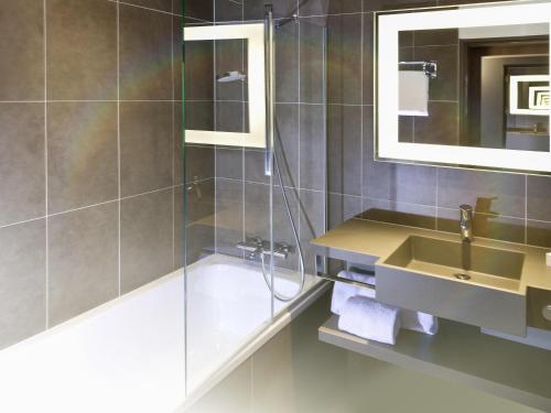 Habitación Premium - Cama grande y 2 sofás cama individuales del hotel Novotel London Blackfriars. Foto 3