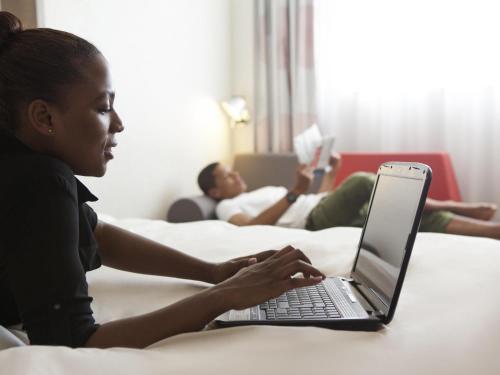 Habitación Premium - Cama grande y 2 sofás cama individuales del hotel Novotel London Blackfriars. Foto 4