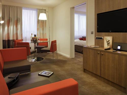 Suite Executive con cama extragrande y 2 sofás cama individuales del hotel Novotel London Blackfriars