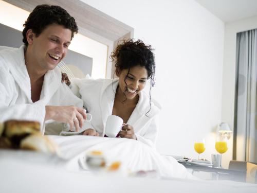 Suite Executive con cama extragrande y 2 sofás cama individuales del hotel Novotel London Blackfriars. Foto 2